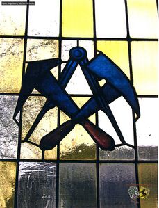 Fenster mit Zunftzeichen der Dachdecker Innung.