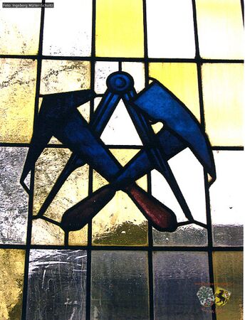 Fenster mit Zunftzeichen der Dachdecker.