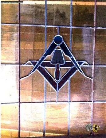 Fenster mit Zunftzeichen der Stuckateure.