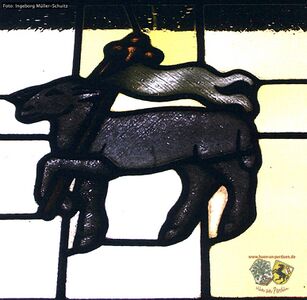 Fenster mit Zunftzeichen der Fleischer Innung.