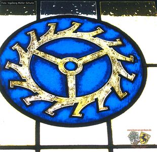 Fenster mit Zunftzeichen der Uhrmacher Innung.