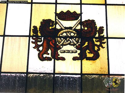 Fenster mit Zunftzeichen der Bäcker Innung.
