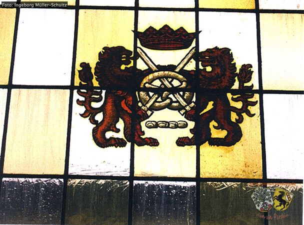 Fenster mit Zunftzeichen der Bäcker.