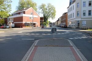 Kreisverkehr Bielefelder Straße Kastanienallee TS 20170514.jpg