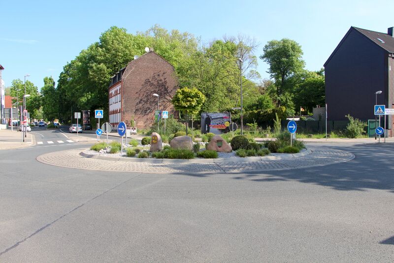Datei:Kreisverkehr Hammerschmidtstraße Wilhelmstraße 3 TS 20170514.jpg