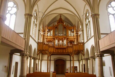 Innenraum der Kreuzkirche mit Blick auf die Orgelempore (2018)
