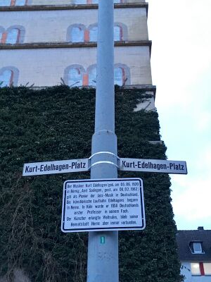 Kurt-Edelhagen-Platz-Schild vor Bunker TS 20170301.jpg