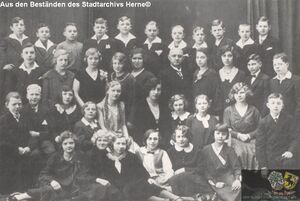 Lehrer Rosenbaum mit Entlassungsjahrgang 1932 der Diesterwegschule in Wanne-Eickel.jpg