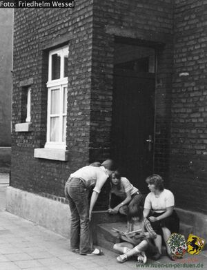 Mädchen Hauseingang Goethestraße 70er-Jahre Friedhelm Wessel.jpeg