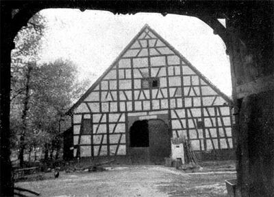 Blick durch das Scheunentor auf das Haupthaus