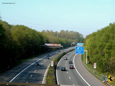 Am Sonntag aufgenommen. Sonst tobt hier der Verkehr, Feinstaub erzeugend. Rechts die Böschung zum Unser Fritz Gelände, links die Thyssenhalde.