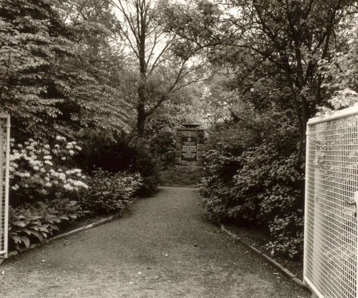 Datei:Monument auf dem jüdischen Friedhof in Baukau.jpg