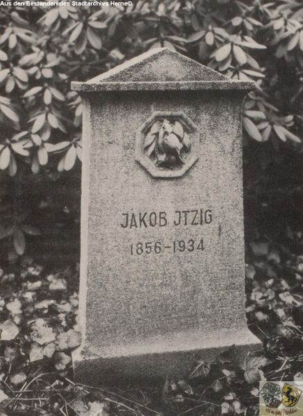 Datei:Nach 1945 neu angefertigte Grabsteine.jpg