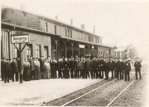 Personal vor dem alten Bahnhof Wanne.jpg