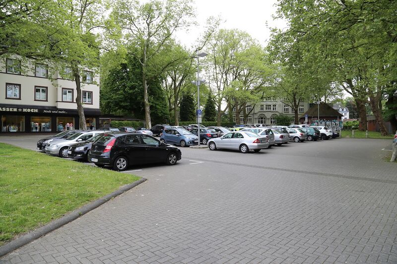 Datei:Platz vor Ort Gerd Biedermann 20170516.jpg