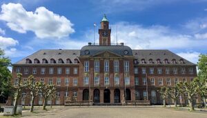 Rathaus Herne mit Regenbogenfahne Thorsten Schmidt 20200517.jpg
