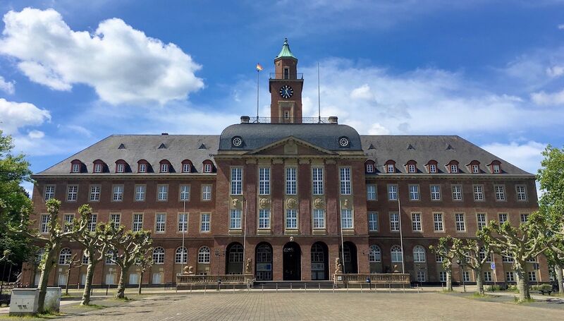 Datei:Rathaus Herne mit Regenbogenfahne Thorsten Schmidt 20200517.jpg