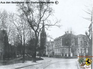 Rechts vorne Amtshausgebäude Eickel, im Hintergrund die evangelische Kirche, links am Bildrand die evangelische Lutherschule.jpg