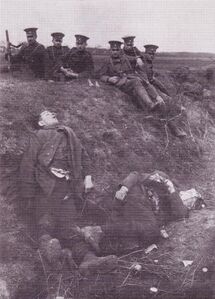 Reichswehrsoldaten und niedergemetzelte Arbeiter der Roten Ruhrarmee am 2. April 1920 [2]