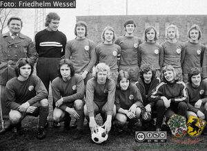Roland Kosien mit Ball S04-Jugend 1973, oben Abbi und Bruns.jpeg