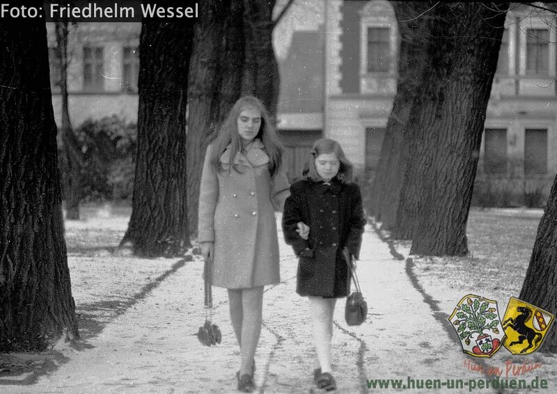 Datei:Roswitha und Sigrid1969 Friedhelm Wessel.jpeg