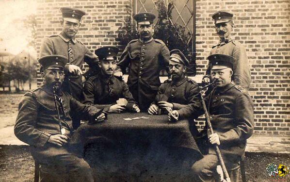 Zitat: Gerd Biedermann "Mein Opa (links im Bild sitzend). Sie hatten in Ostpreußen einen großen Hof mit Pferden. Wurden damals vertrieben und sind in Herne gelandet. Mein Opa hat zuletzt auf Zeche Mont-Cenis gearbeitet und musste bei dem großen Brand damals die Strecke zumauern, obwohl da noch Bergleute drin gewesen sein sollen."