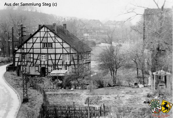 Haus Stromberg. Links die Börsinghauser Straße, rechts der Hof Tillmann. Im Hintergrund sieht man den Weg Auf’m Kolm wie er hoch zur Mont-Cenis-Straße abbiegt. Recht davon die Mauer der Schule.