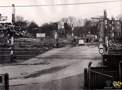 Bild 1: Blick von der Rottbruchstraße (WAN) über den Bahnübergang Richtung Grenzweg (HER).