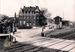 Bild 3: Blick vom Stellwerk Richtung Nordwesten: der Bahnübergang wurde später aufgelassen und durch eine Straßenbrücke ersetzt, welche etwas weiter nördlich errichtet wurde als "Verlängerung" der Brunnenstraße (HER), die Autobahn und die Bahnstrecke überquert und auf einer Rampe ungefähr dort in die Rottbruchstraße (WAN) einmündet, wo im Bild die Linkskurve der Straße zu erkennen ist. Dadurch wurde der Straßenbereich im Vordergrund inkl. Gaststätte zur Sackgasse mit Wendehammer der Straße "An der Ziegelei" (WAN).