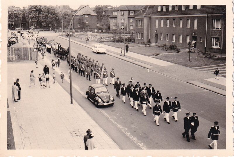 Datei:Schützenumzug Holsterhauser Sammlung Helga Kawashima.jpg