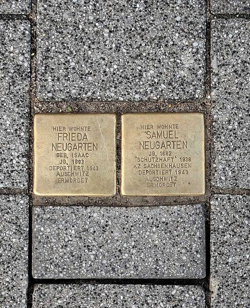 Datei:Stolperstein-Neugarten-Bahnhofstraße 2026-02-26.jpg