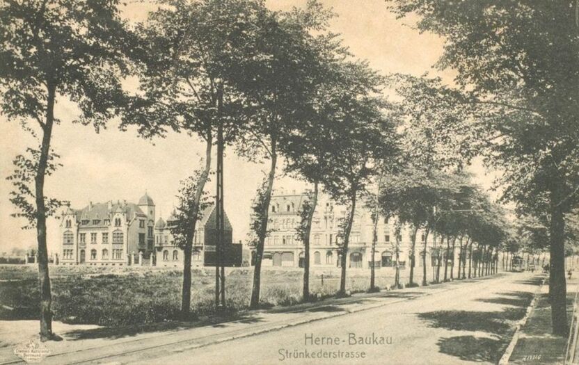 Strünkeder Straße (jetzt Bahnhofstraße), 1906, links das Amtshaus, in der Mitte die Baukauer Apotheke, dann dass Möbelhaus mit Tradition (Liffmann, Schreiber, Berensmeyer, jetzt Möbelpiraten)
