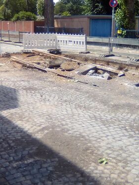 Bei Bauarbeiten am 10.06.2017 entdeckte Schienen der ehemaligen Straßenbahn auf der Hauptstraße in Richtung Dorf Crange.