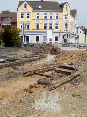 Bei Bauarbeiten am 10.06.2017 entdeckte Schienen der ehemaligen Straßenbahn auf der Hauptstraße in Richtung Dorf Crange.