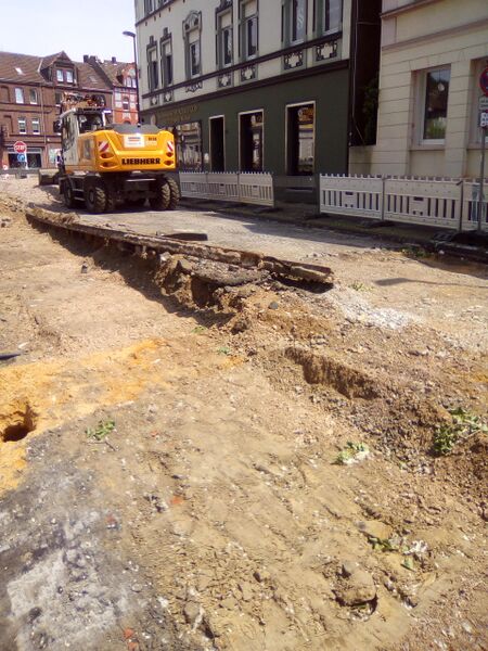 Datei:Straßenbahnschienen 3 Crange Siegfried Siepe 20170610.jpg