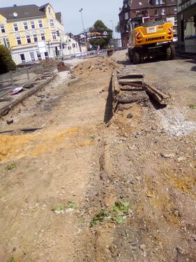 Bei Bauarbeiten am 10.06.2017 entdeckte Schienen der ehemaligen Straßenbahn auf der Hauptstraße in Richtung Dorf Crange.