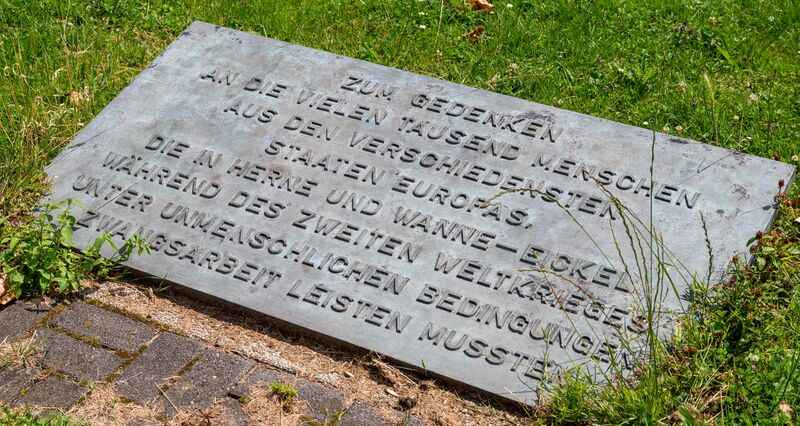 Datei:Tafel am Mahnmal an der Bebelstr 2024 Jennifer Zorn.png