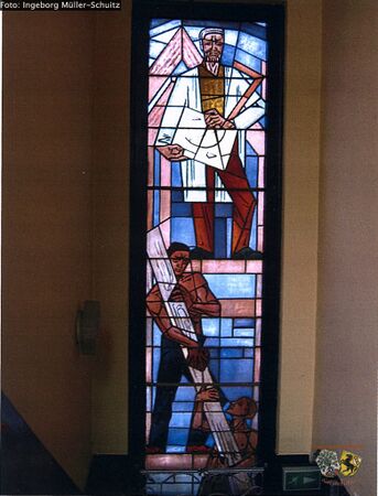 Fenster zum Innenhof im Treppenaufgang. 0,8 x 4,00 Meter. Nach einem Entwurf der Remscheider Grafikerin Gisela Besch von 1954.