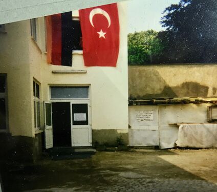 Vor der Umbaumaßnahme noch ohne den neuen Anbau und das Minarett. Ca. 1990 [1]