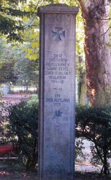 Datei:Vereinsehrenmal Preußen 04 e. V. Wanne..jpg
