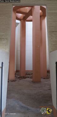 Der Eingangsbereich des Turms im Herbst 2015 [2]]]