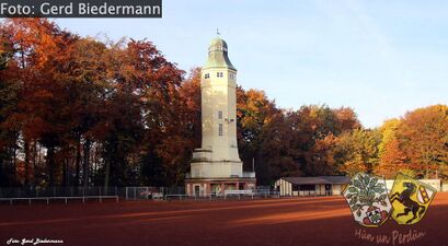 Der Volksparkturm und der Fußballplatz des Arminia Sodingen im Herbst 2015. [12]]]