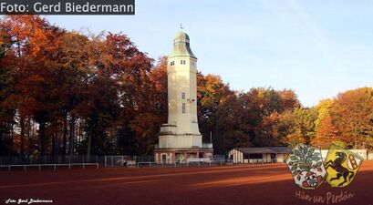 Der Volksparkturm und der Fußballplatz des Arminia Sodingen im Herbst 2015. [2]]]
