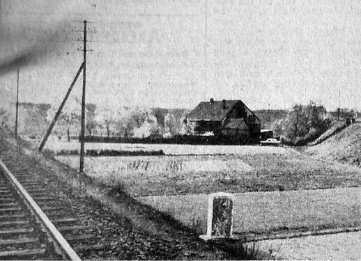 Eingekeilt zwischen drei Bahndämmen liegt das alte Bauernhaus (Bild links).