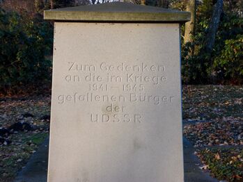 Gedenksäule auf dem Ehrenfriedhof für russische Kriegstote [1]