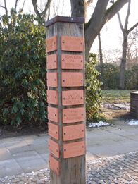 Säule am Eingang des Ehrenfriedhofs für russische Kriegstote [1]