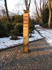 Säule am Eingang des Ehrenfriedhofs für russische Kriegstote [6]