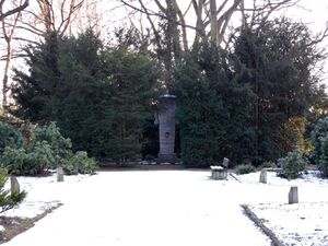 Waldfriedhof Gedenksäule 1917 Pluto 2127 20170122.jpg