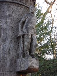 Figur an der Gedenksäule der 1917 verunglückten Bergleute der Zeche Pluto [1]