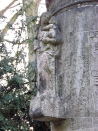 Figur an der Gedenksäule der 1917 verunglückten Bergleute der Zeche Pluto [1]